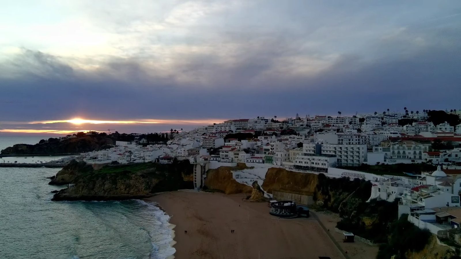 Baía de Albufeira, no Algarve, ao fim do dia